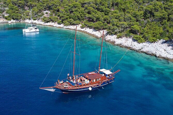 Athens Day Cruise: 3 Islands Tour in the Saronic Gulf with Lunch - Aegina: Apollo Kolona, pistachio breaks, and seafood vibes