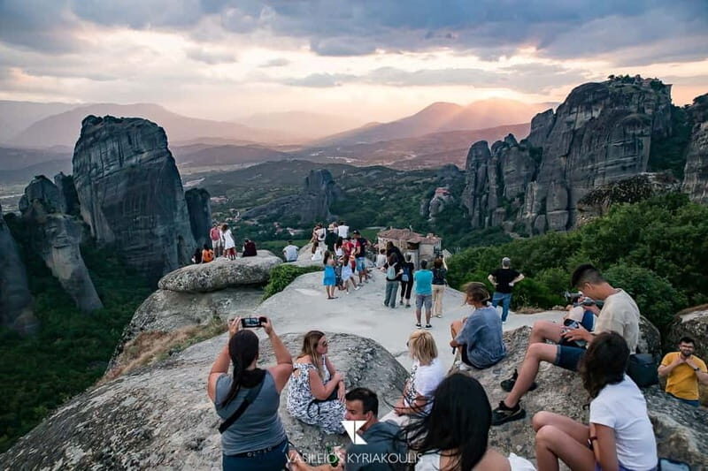 Athens: Meteora Monasteries Day Trip with Caves and Lunch - Photo stops and viewpoints: timing is everything on Meteora