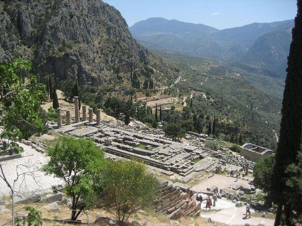From Athens: Small-Group Delphi, Museum & Arachova Day Trip - Why Delphi + Arachova works as a day trip from Athens