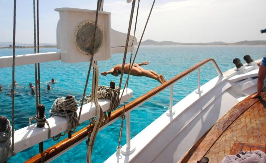 Mykonos: Sunset Party Boat Cruise with 1 Drink - Key things that make this cruise work