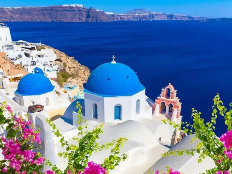 Santorini Guided Day Trip From Crete with Ferry Tickets - Oia in about 90 minutes: where the viewpoints win and crowds fight back