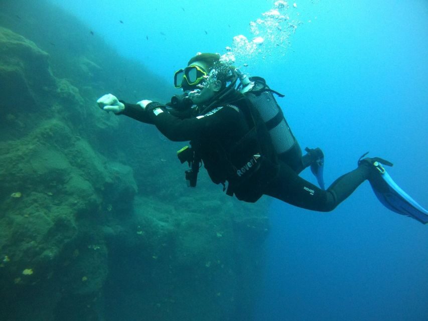 Santorini: Scuba Diving Experience in Caldera for Beginners - Why Santorini’s volcanic caldera fits beginners