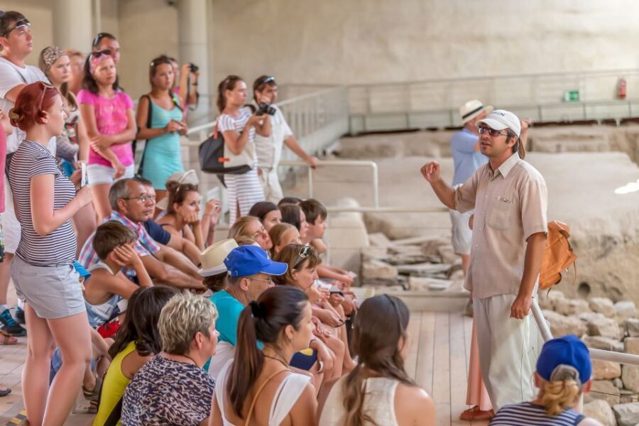 Santorini: Traditional Sightseeing Bus Tour with Oia Sunset - Wine tasting stop: three Santorinian wines and how the grapes connect to the island