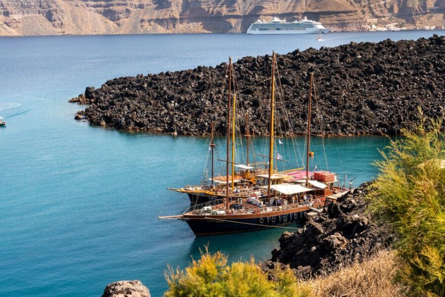 Santorini: Volcanic Islands Cruise with Hot Springs Visit - Entering the caldera: what this cruise is really like
