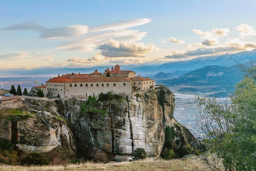 Thessaloniki: Full-Day Bus Trip to Meteora - Coach to Meteora: How the 3.5-hour ride sets you up